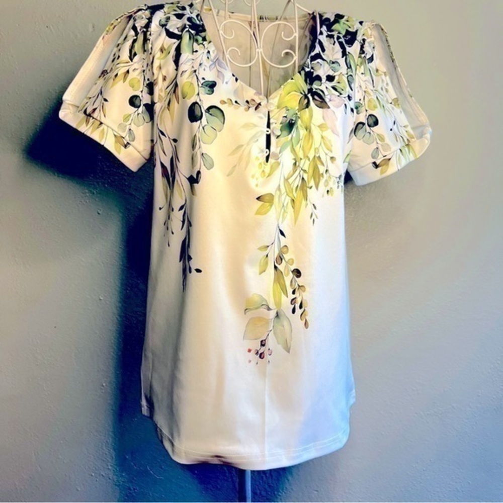 NoraCora short-sleeved white blouse, soft floral pattern. Sz S. NWT.